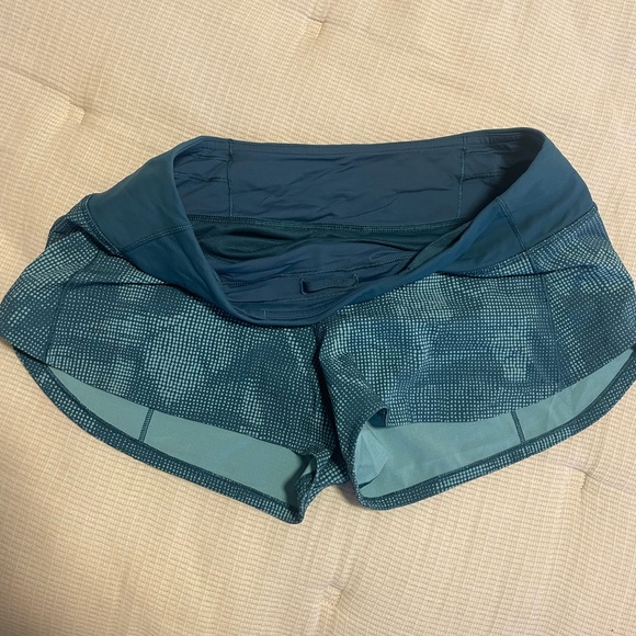Lululemon speed up short size 4, low rise, 2.5 inch inseam - Picture 2 of 6
